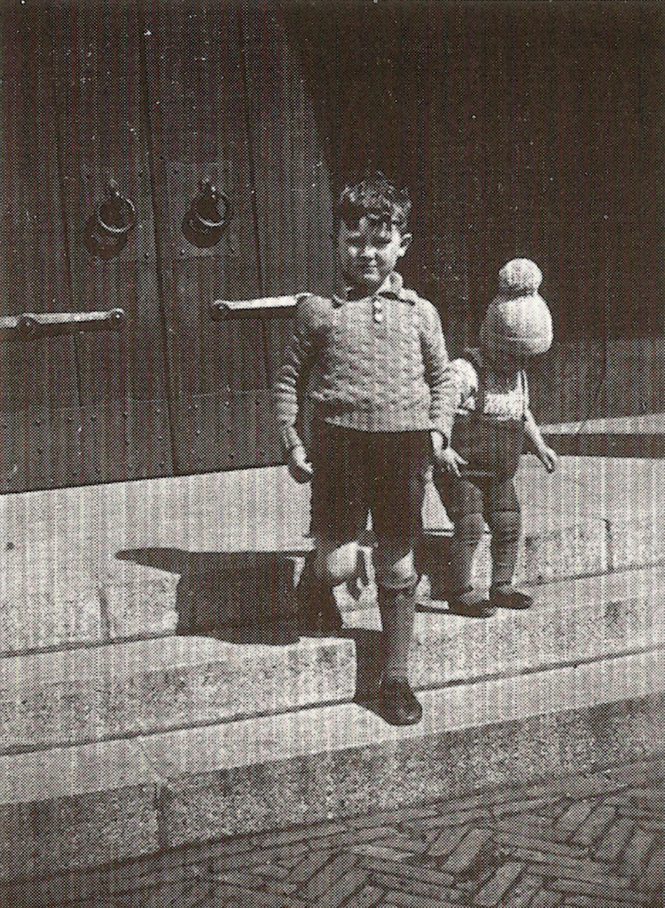 Martin Heuwekemeijer met broertje Dik op de trap van het hoofdportaal van de kerk. (1933) .<br />Foto: Martin Heuwekemeijer 