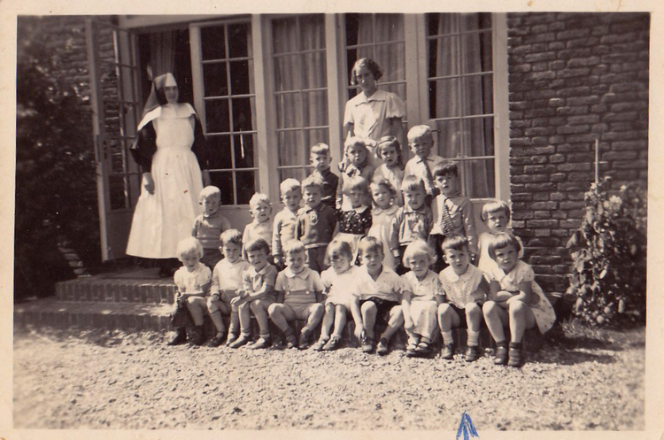 Dik in de kleuterklas achter het zusterklooster op het Linnaeushof - 1935 .<br />Foto: Dik Heuwekemeier .<br />Op de voorste rij uiterst rechts meisje Kuit (uit de Pythagorasstraat) en naast haar Dik Heuwekemeier.<br />Foto: Dik Heuwekemeier 