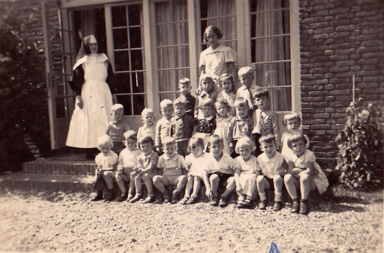 Kleuterschool - 1935 .<br />Foto: Dik Heuwekemeier 