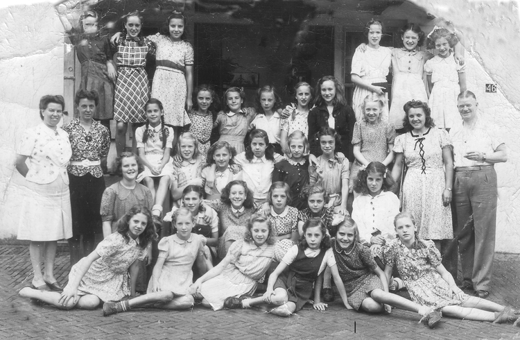  De 4e of 5e klas van de Pastoof Hesseveldschool in Nunspeet tijdens een driedaags schoolreisje aan het einde van het schooljaar 1947. Dina zit onder, tweede van rechts, met strik. Verder op de foto: Miep Derks, Mientje v/t Wout, Ria Kuit, Nellie Dijkstra, Tekla Romijn, Suzanne Sipkema (dochter van een kermisexploitant), Miep Hendriks, Jopie Lieshout en juffrouw Kastermans (rechts op de foto, van de linkse juf weet ik de naam niet meer). 