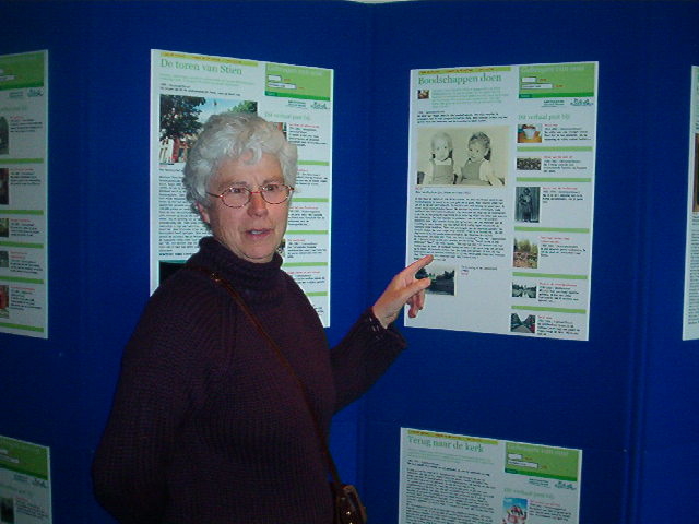 plaatjedineke Kastanjehof,14-4-2005, Dineke staat bij de site van het geheugen van Oost Kastanjehof (14 april 2005): verhalenverzamelaar Dineke staat bij de tentoonstelling van Het Geheugen van Oost. 