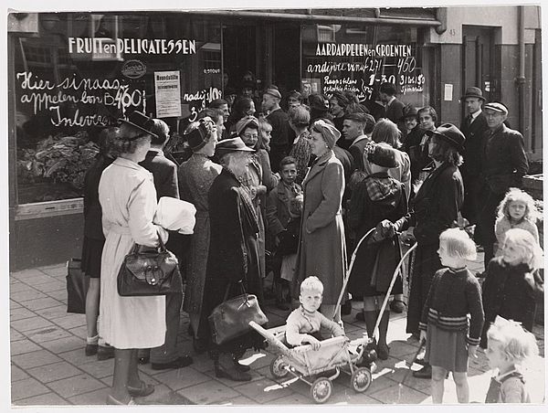 Distributie.  <p>Distributie van groenten in de Pretoriusstraat 43 (juni 1945).<br />
Bron: Beeldbank Stadsarchief Amsterdam.</p>