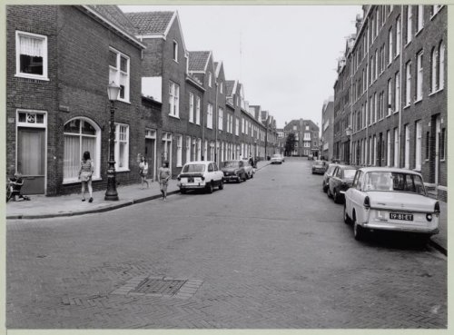 Djambistraat. Djambistraat vanaf de Lampongstraat, in verband met eventuele renovatie Indische Buurt. Datering juli 1974. Bron: Beeldbank, Stadsarchief Amsterdam. 