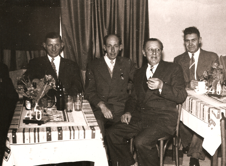 1958 - DJK 40 jaar  <p>1958 - DJK 40 jaar<br />
V.l.n.r.: Gerard Bokhorst, Bep Molleman, ... Bokhorst en Jan Bonneveld (dit was de broer van Gerrit, de allereerste keeper in 1918 van DJK)</p>