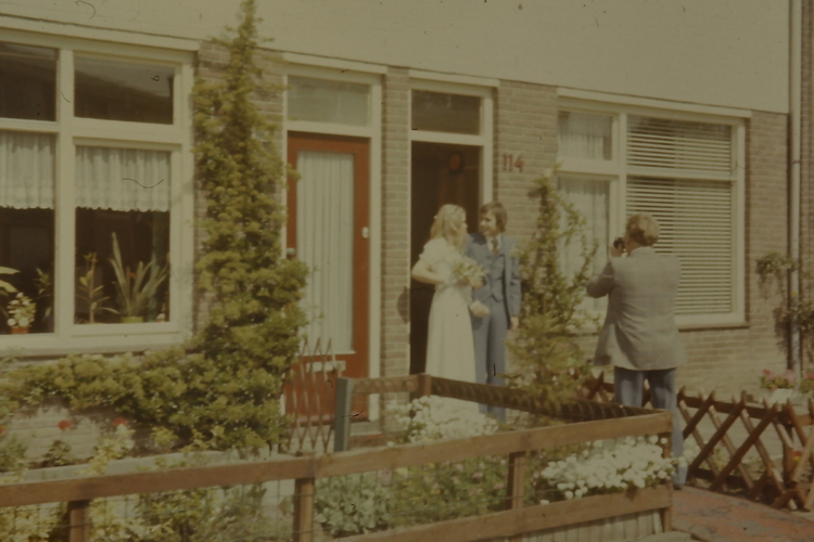  Foto genomen in de Von Liebigweg op 21 mei 1975, dochter Karin trouwt vanuit het ouderlijk huis. 
