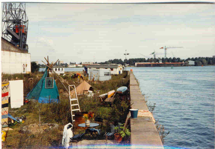  Kop van KNSMeiland Het woongebied van de stadsnomaden aan de kop van het KNSM eiland, eind jaren '80. 