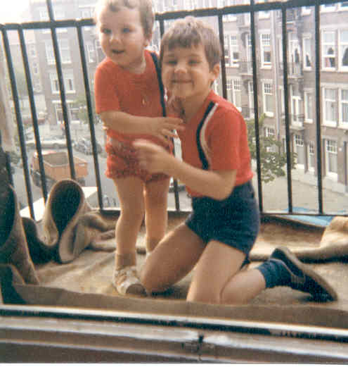 draganopbalkon Dragan met zijn broertje op het balkon van de woning 