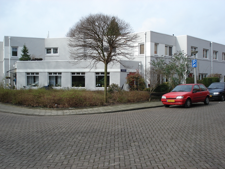  Het pand van het vroegere sigarenmagazijn ‘t Hoekje van mevrouw Nieuwstad. Ernaast het pand waar kaashandel Kous was gevestigd. De foto is van maart 2008. 