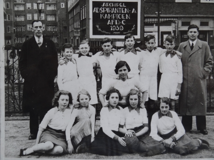 Aspiranten A kampioen op het nieuwe terrein aan de Makassarstraat (1939). .<br />Foto: Henk Penseel 