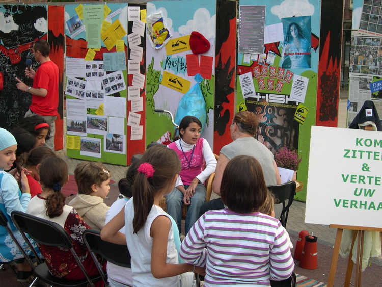 Kinderverhalen Op 10 september 2004 delen buurtbewoners van alle leeftijden - en dus ook kinderen - hun verhalen op de Geheugenstoel bij de opening van het Rode Loperfestical op het Steve Bikoplein. 