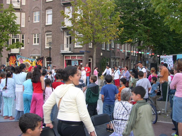 opening Tijdens de opening van het Rode Loper Festival op 10 september 2004 verzamelen veel mensen zich op het Steve Bikoplein voor de festiviteiten. Op het plein staat ook de Geheugenstoel waar buurtbewoners, waaronder Tunahan, hun verhalen kunnen vertellen. 