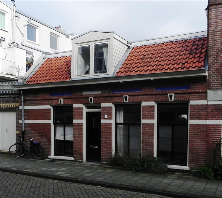 lagere huisjes zij steken af bij de statige huizen in de Bessemerstraat 