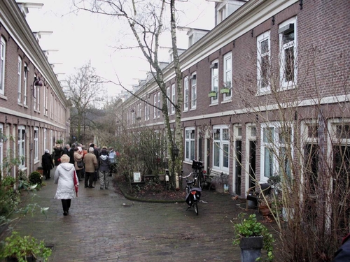 De z.g. 'dubbeltjeshuizen' in het 'straatje' tijdens een verhalenwandeling - 2012 .<br />Foto: Jo Haen .<br />Mauritskade.<br />Foto: John Haen 