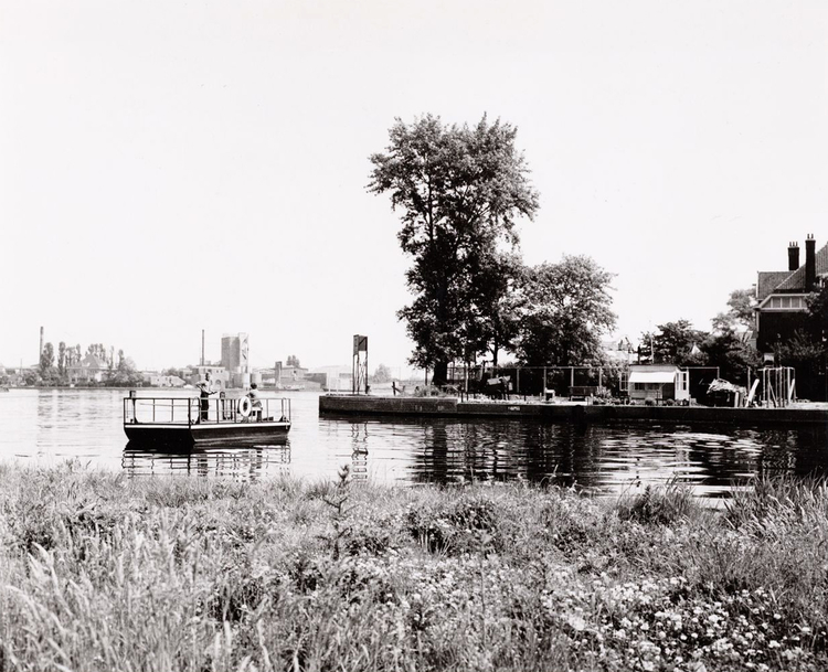 Pontje met de kabel voer over de Duivendrechtse Vaart, daar waar nu een brug ligt -  1959 .<br />Foto: Beeldbank Amsterdam 
