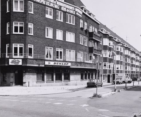  Langs het water waren bijna alle benedenverdiepingen in gebruik voor de Dunlop matrassenfabriek (Foto: 1985, Gemeentearchief Amsterdam) 
