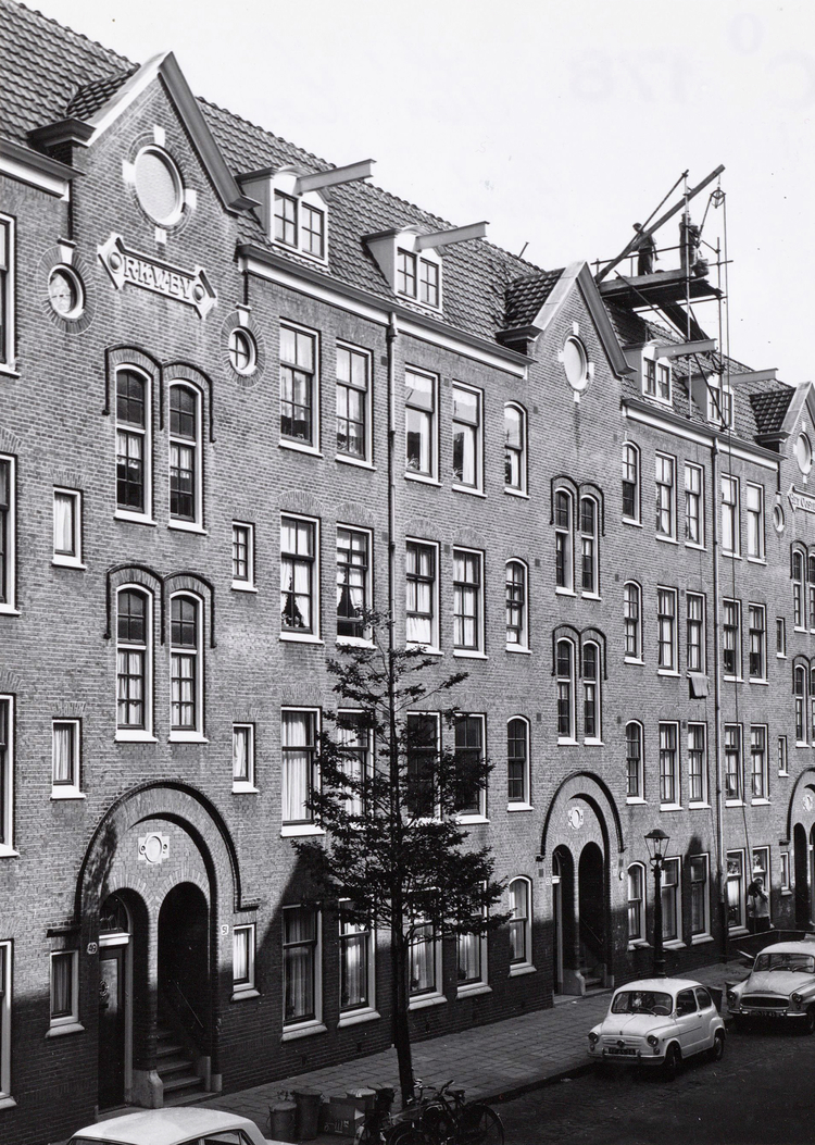 Eerste Atjehstraat 49 - 59 - ± 1960 .<br />Foto: Beeldbank Amsterdam 