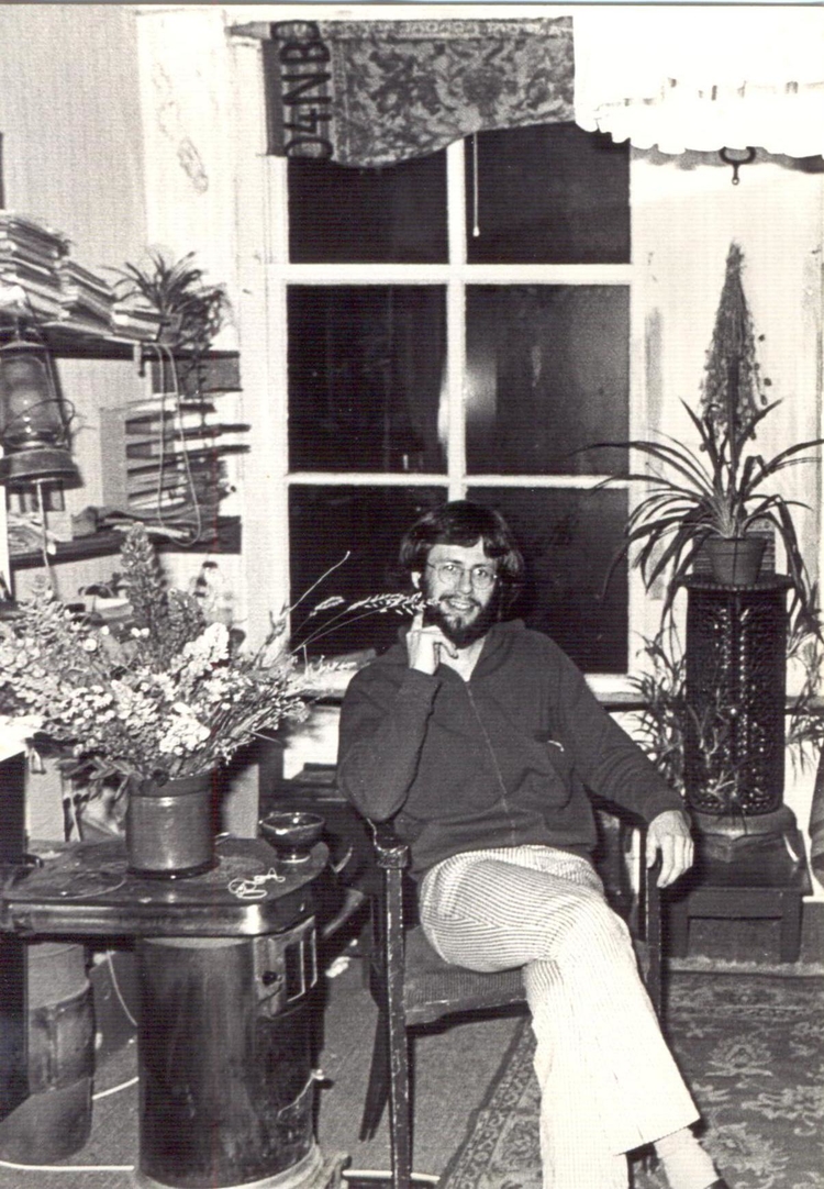  Ca. 1978. Een foto van Pieter in de achterkamer van de Wagenaarstraat 39-I. Houtkacheltje en kat ‘Tinker’ 