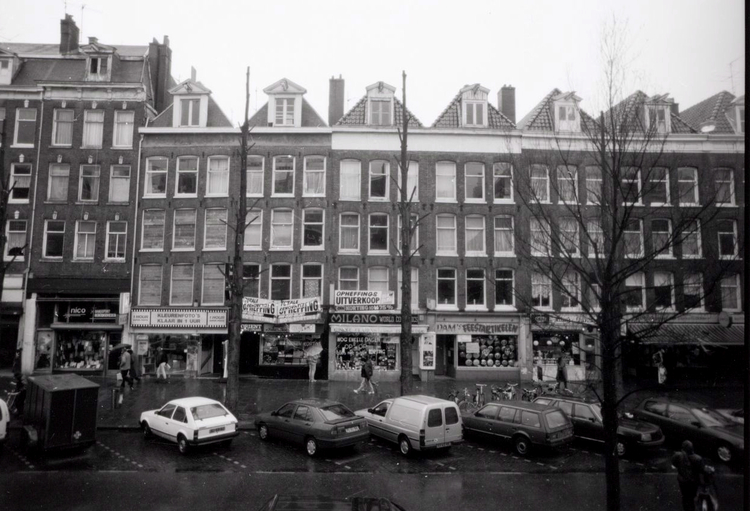 Eerste van Swindenstraat 33 (2e winkel van links) - 1994 .<br />Foto: Beeldbank Amsterdam 