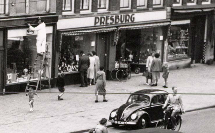 Eerste van Swindenstraat 81 Presburg - 1953 .<br />Foto: Beeldbank Amsterdam 