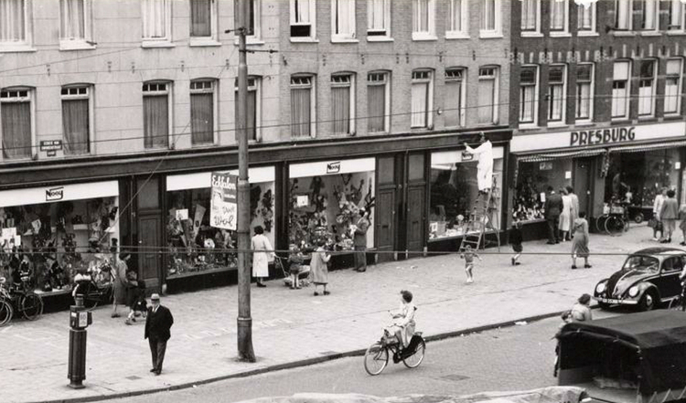 Eerste van Swindenstraat tussen 71 en de 89 - 1953 .<br />Foto: Beeldbank Amsterdam 