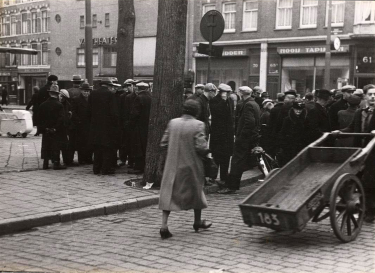 1e van Swindenstraat Publiek voor het Van Swindentheater (ongeveer 1941)<br />Foto: Beeldbank Stadsarchief Amsterdam 