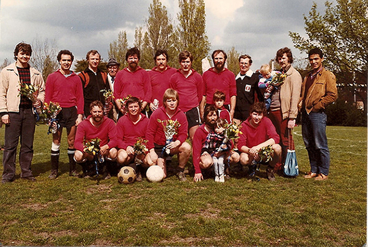 Elftal Leo  <p>Zondag elftal ’81 / ‘82<br />
Staande v.l.n.r.: Kees Verbeek, Ed Coelho, Kars Kielman, opa Wierstra, Wim Rijnsburger, Rene Bakker, Richard Langejan, Willem Jansen met zoon Christiaan, Scheids Hans van Oostwaard, Ferdi en Rob van der Tak en Bennie Gosseling<br />
Gehurkt v.l.n.r.: Ronald de Haan, Rinie van Bentum, Tonnie van<br />
Schagen, Leo de Swart en dochter Marjolein en Ellis van Ginkel<br />
Foto: Jessica de Swart</p>