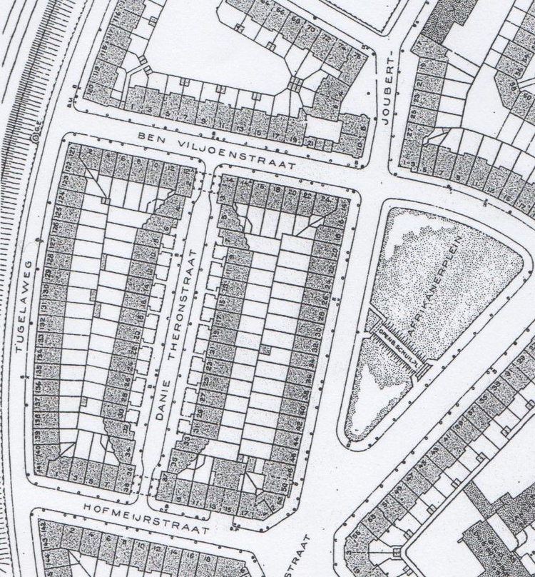 Dow kaart L6-1940 De omgeving van het Afrikanerplein. Bron: beeldbank SAA.<br />Op het plein een 'openbare schuilplaats'. 