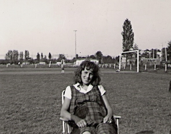 Met de tweeling in het lentezonnetje. Elly gefotografeerd in april 1964 op het voetbalveld van ASVK, later Voorland. Zou dit hebben bijgedragen aan het feit dat een van de kinderen in haar buik later voetballer is geworden ? 