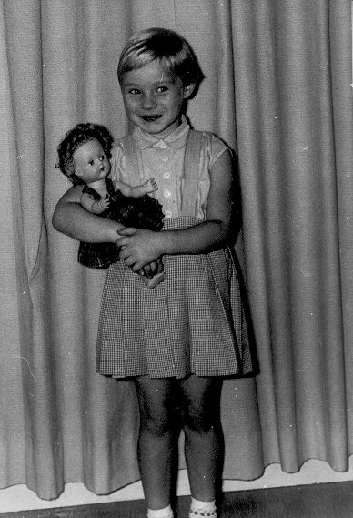 Els 7 jaar Oudste dochter Els met door Ria gebreide pop Ria's oudste dochter Els (7 jaar) poseert met een door Ria gebreide pop in hun woning aan Vrolikstraat (1967). 