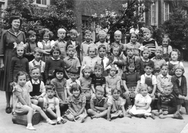  Hannie's drie jaar jongere zusje bij de zandbak op de de Oranje Vrijstaat School. Marry is het meisje met krullen op de bovenste rij, derde van links (omstreeks 1952). 