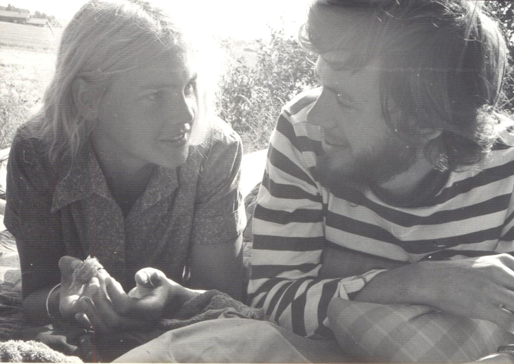  Pieter en Cathrien Het meisje van de Eerste Atjeh straat 29-huis en Pieter Bol in een kamillenveld in Zweden (juli 1972). 