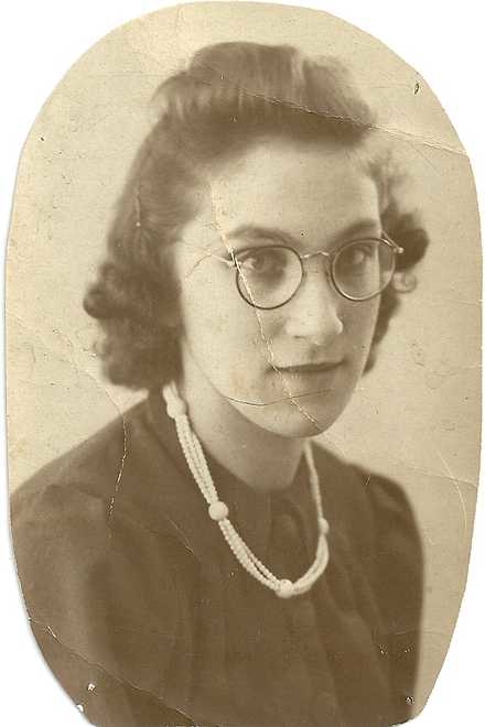 Esther Wilhelmina (Stella) Arbeid (1924-1943). Lees het verhaal (met foto) over  Esther . Lees het verhaal over  Esther . Bron: Joodsmonument. 