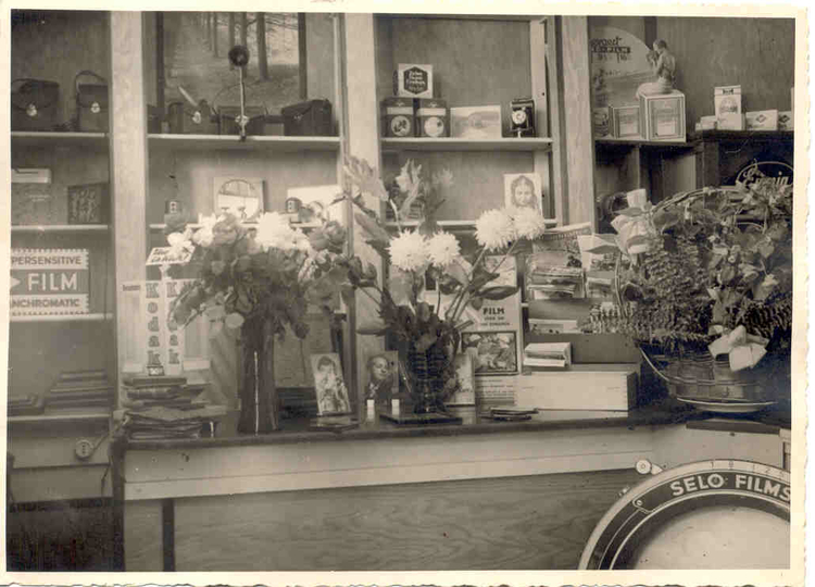  De etalage van de fotozaak, waarschijnlijk na 1970 gezien de pocketinstamatic die tentoongesteld staat De etalage van de fotozaak, 1937. 
