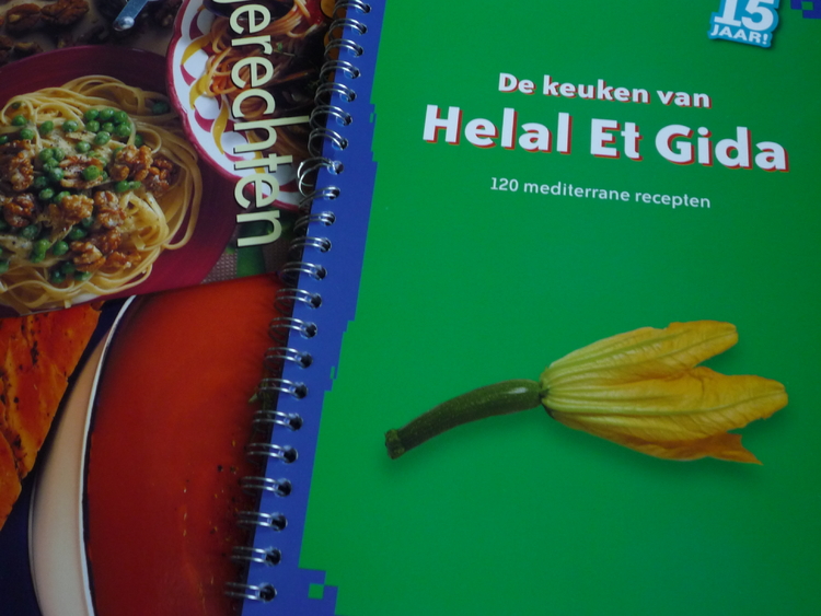 De keuken van Helal et Gida het kookboek bij het 15-jarige bestaan werd duizenden keren  verkocht 