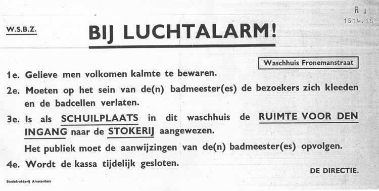 Wat te doen bij luchtalarm. Dit kleine pamflet lag in het Washuis en gaf informatie aan de bezoekers. Wat moest men doen als er sprake was van luchtalarm.<br />Datering is niet (helemaal) duidelijk.<br />Bron: Klein Materiaal, Gemeentearchief Amsterdam. 