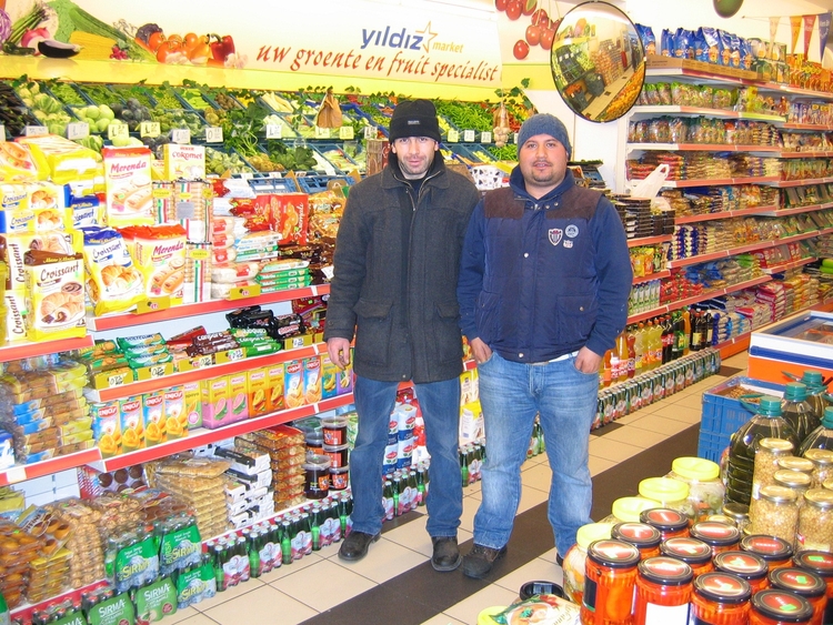Hüseyn en Cevat! Ook in het eerste deel van de winkel (bij binnenkomst) is te zien dat er twee trotse, nieuwe directeuren zijn.<br />bron: F.Slicht 