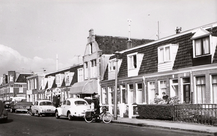 Fahrenheitstraat 16 (het pand met het zonnescherm) - 1966 .<br />Foto: Beeldbank Amsterdam 
