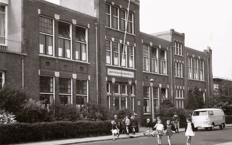 Fahrenheitstraat 89-99 Julianaschool 1966 .<br />Foto; Beeldbank Amsterdam 