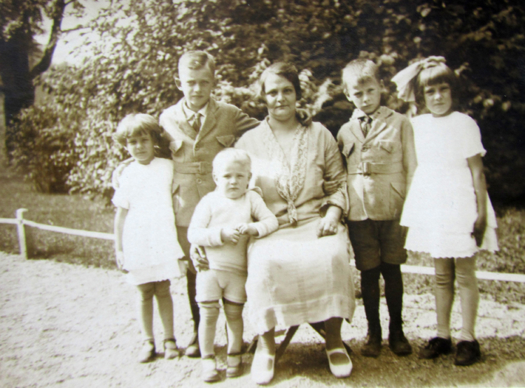 Fam Garthoff ca 1925 (Tinie, Steef , Wim, moeder Catharina Agatha Deden, André Annie) Oma in het Oosterpark met haar oudste 5 kinderen. 