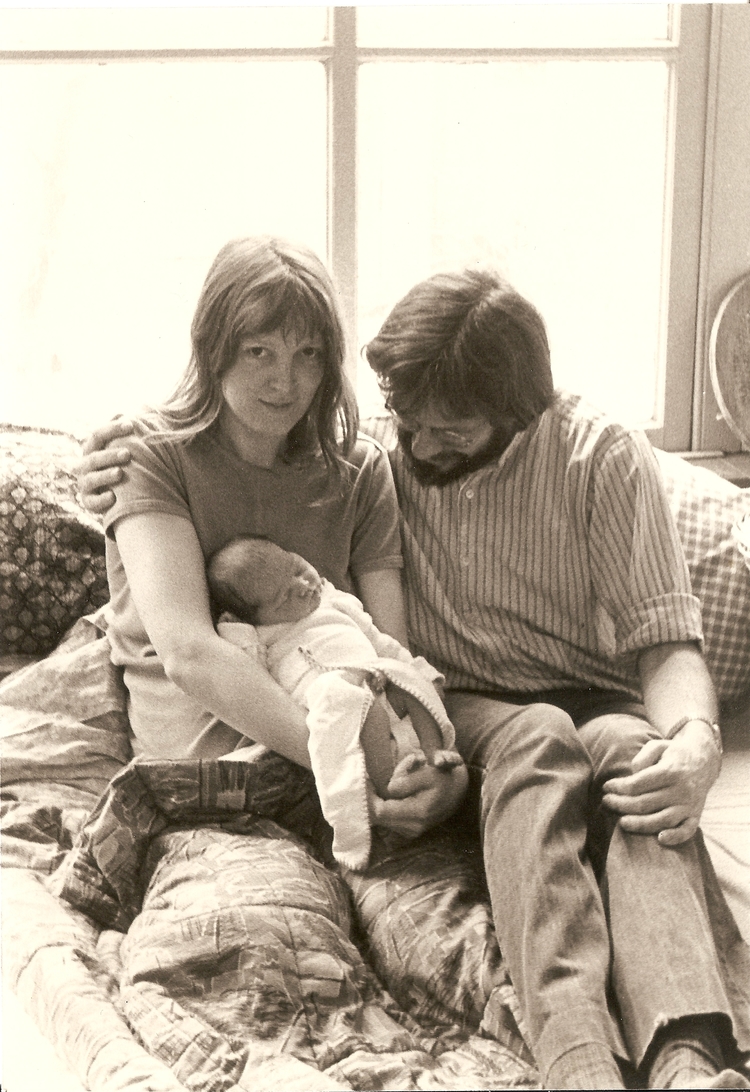 Martien Wilcke en Pieter Bol met pasgeboren dochter Maaike, maart 1980.<br />Foto: Pieter Bol 