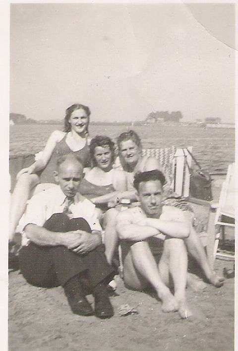  De families Boeije en Paape in badkleding De families Paape en Boeije op het sportpark, rond 1949. Voorste rij van links: mijn vader en Ome Lu. Achterste rij, van links: Greetje Koens, mijn moeder en Tante Mien. 