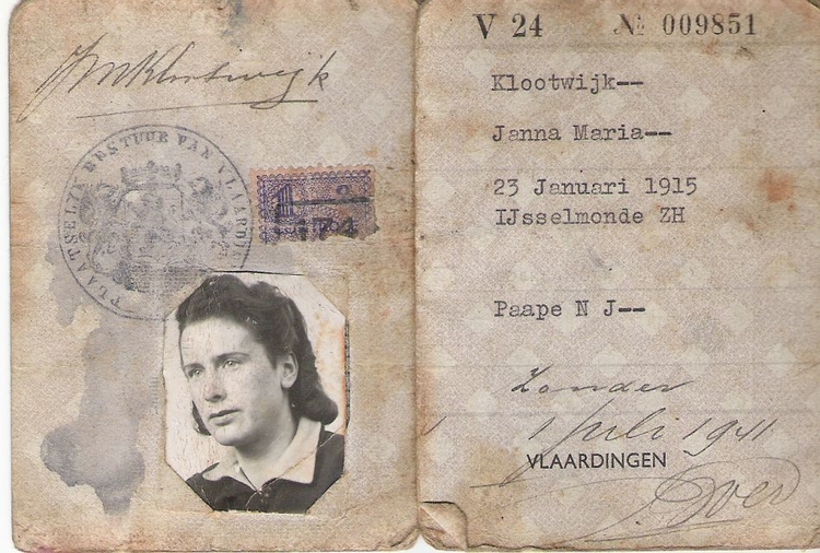  Persoonsbewijs van mijn moeder Persoonsbewijs van mijn moeder, Janna Maria Klootwijk, uit 1941. 