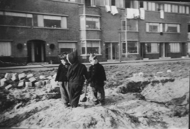  Voor ons huis aan de Finsenstraat 1953. Aan de stenen die er liggen kun je zien dat de bebouwing is begonnen aan de overkant. Het huis rechts, met de erker, is van ons. Het meisje links is de jongste van der Wusten, Claartje, het jongetje rechts is Fransje Schagen. 
