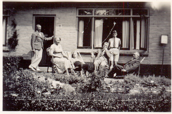 Families de Koning en Kuilman Fam. Kuilman sr. op visite bij fam. de Koning tijdens vakantie in Bergen aan Zee 1939. Henk de Koning staat in de deuropening. (Foto: Henk de Koning) 