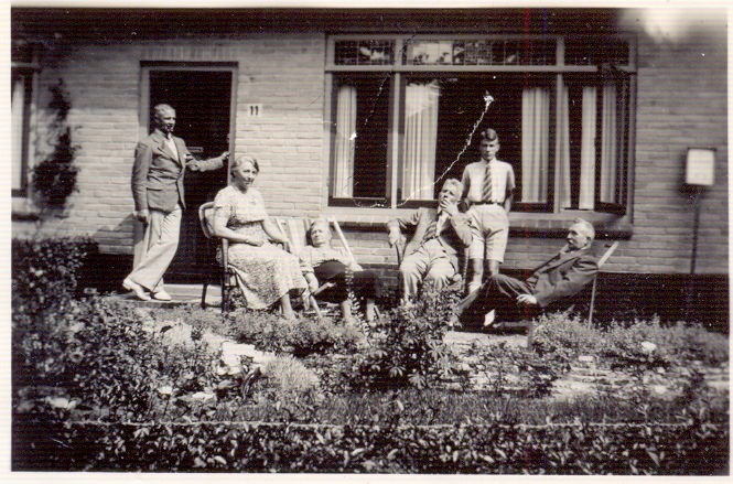  De familie Kuilman sr. op bezoek bij de familie de Koning tijdens een vakantie in Bergen aan Zee in 1939. Henk de Koning staat in de deuropening.<br />(foto Henk de Koning) 