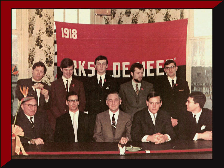 <strong>Feestcommissie en bestuur in 1968.</strong> Foto's: Archief s.v. De Meer 
