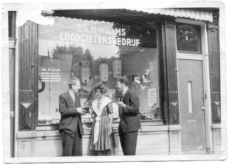 Feestelijke heropening Foto genomen in 1959,rechts staat de heer Willms senior,in het midden zijn vrouw en links een vriend.DE winkel werd na verbouwing geopend De heer Willms senior (rechts), zijn vrouw en links een vriend in 1959. De winkel werd na verbouwing heropend. 