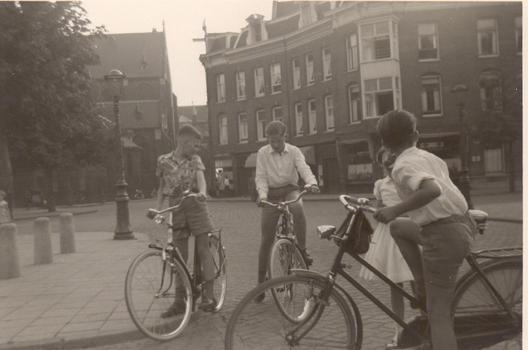 Foto afkomstig uit ander verhaal: Kastanjeplein 1959: de nieuwe fietsen worden bewonderd. Links staat Bernard, daarnaast zijn buurjongen en vriend Han Moes en op de rug gezien Loek Moes (met de fiets van zijn moeder, want hij was pas 11). 