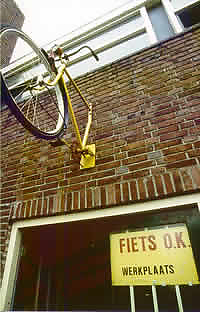 Werkplaats Fiets ok Werkplaats Fiets ok Op werkplaats Fiets Oké kunnen mensen werkervaring opdoen en bewoners hun fiets laten repareren. Fiets Oké is gevestigd in het SNWA gebouw in de Watergraafsmeer op de Pieter Zeemanlaan. 