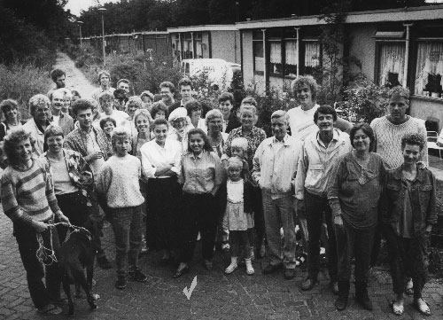  Een deel van de bewoners van 'de Dijk' in 1986. Op de voorste rij Ilknur met links haar zusje. 